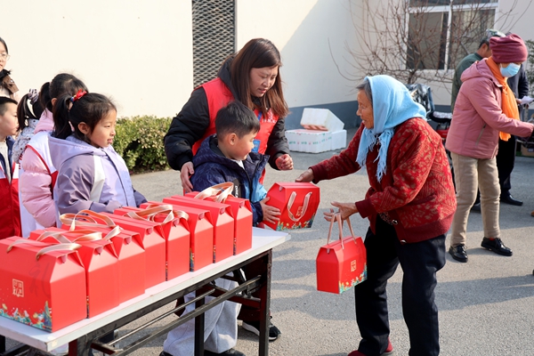 青岛平度：元宵暖邻里 汤圆传温情 志愿温情润人心