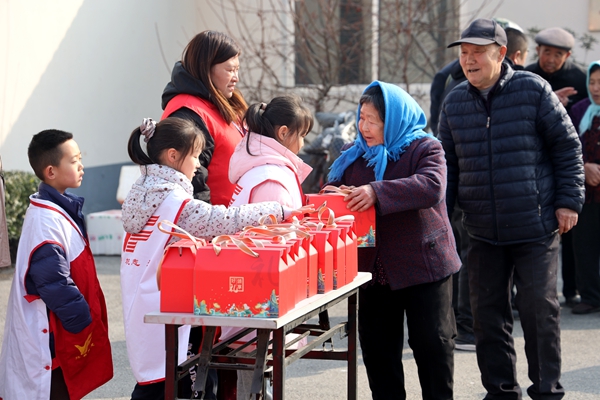 青岛平度：元宵暖邻里 汤圆传温情 志愿温情润人心